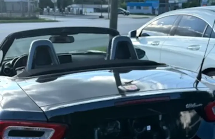 
								2017 Fiat Spider 124 Abarth full									